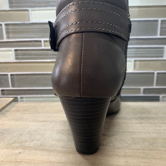 Maurice Fashions Gray Wrapped Buckle Ankle Bootie Boots Woman's Shoe Size 6 - Picture 10 of 12